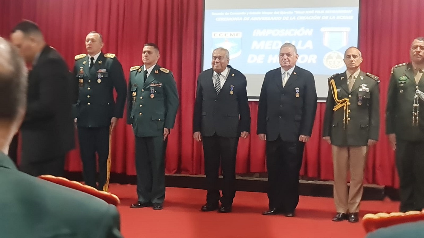 ImposiciÃ³n de Medalla en la Escuela de Comando y Estado Mayor